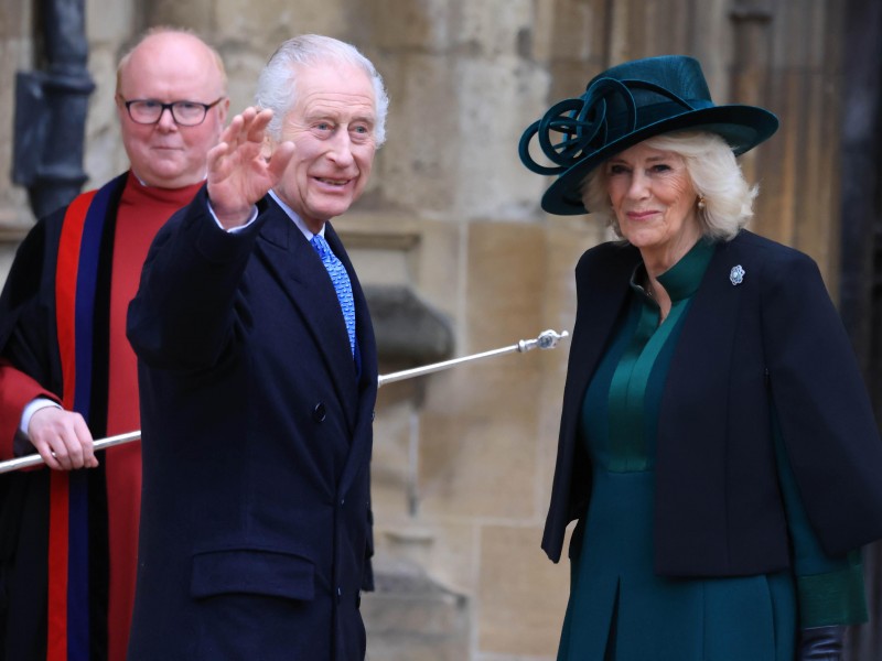 Reaparece sonriente el rey Carlos III