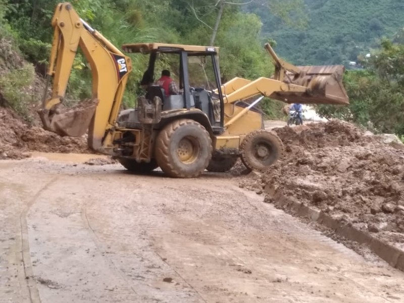 Reaperturan caminos afectados por derrumbes en la Sierra Sur, Mixteca y Costa