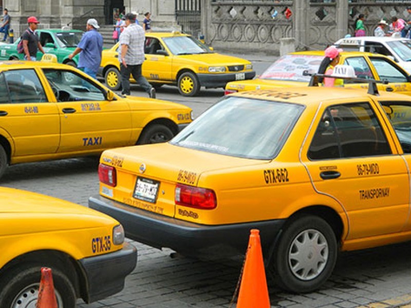 Rebajan a $40 pesos tarifa mínima de taxistas