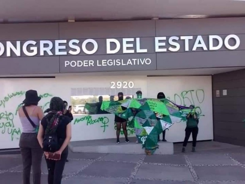 Rechaza congreso local pintas feministas ante exigencia del aborto legal