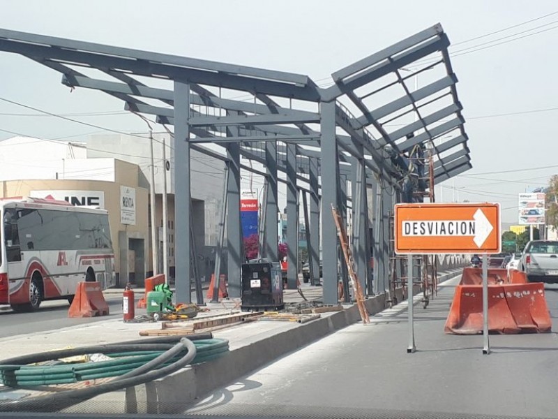 Rechazan cierre de calles por puentes para Metrobús