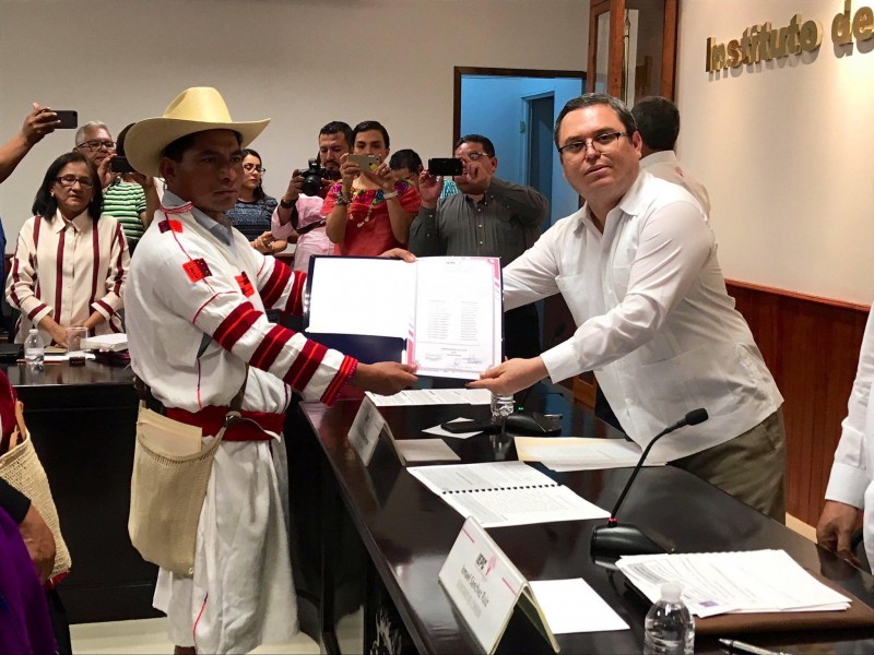 Recibe Alfredo Santiz constancia de mayoría ante IEPC