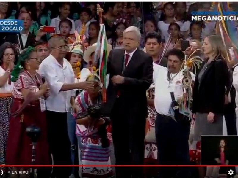 📹Recibe AMLO bastón de mando de pueblos indígenas