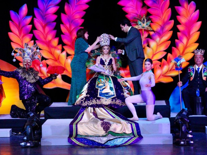 Recibe Andrea Viramontes Burgara corona de reina del Carnaval Guaymas