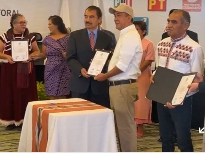 Recibe Antonino Morales constancia de mayoría