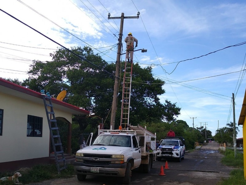 Recibe descarga eléctrica