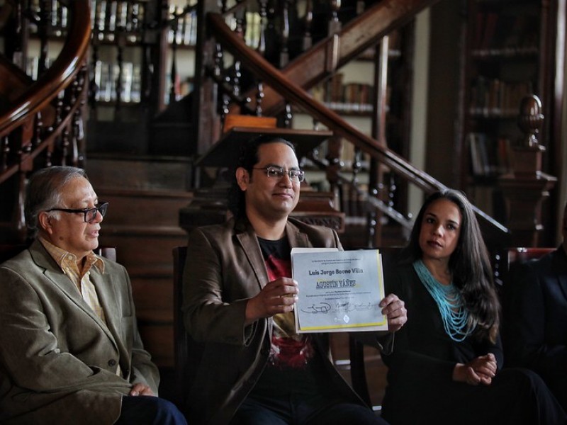 Recibe Luis Boone Premio de cuento “Agustín Yáñez