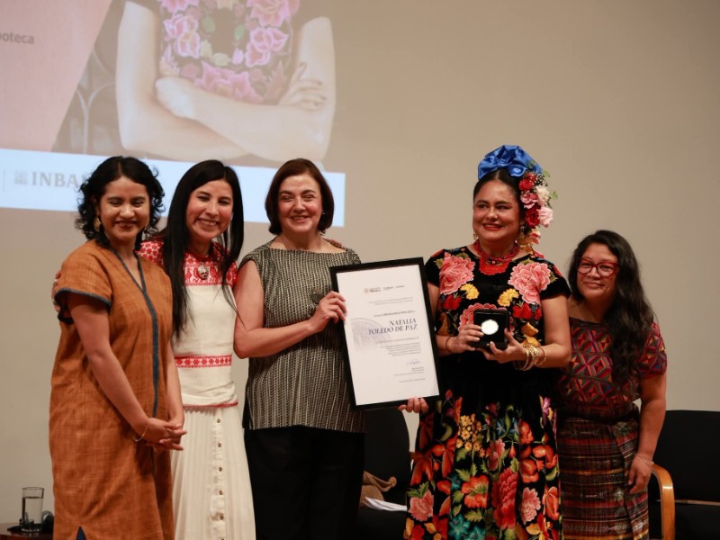 Recibe Natalia Toledo la Medalla Bellas Artes de Literatura en Lenguas Indígenas