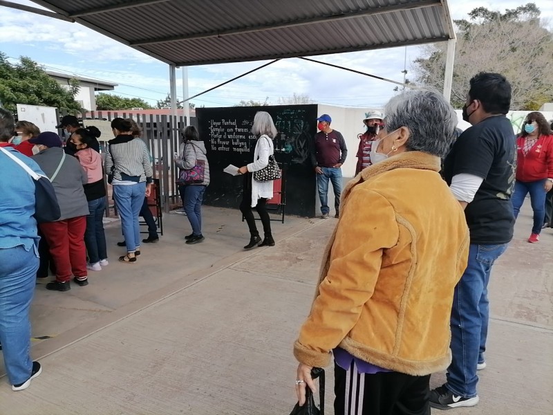 Recibe refuerzo de vacuna anticovid a lado de su esposo