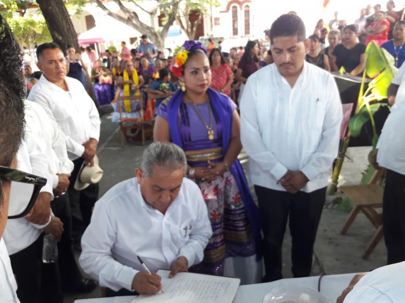 Recibe Vilma Martínez cera de mayordomía en Tehuantepec