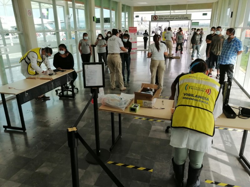 Reciben a connacionales repatriados con filtro en aeropuerto de Morelia