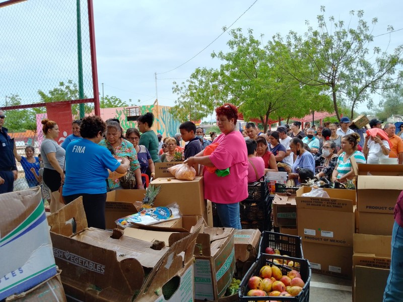 Reciben apoyo alimentario vecinos de colonias La Cholla y Arroyos