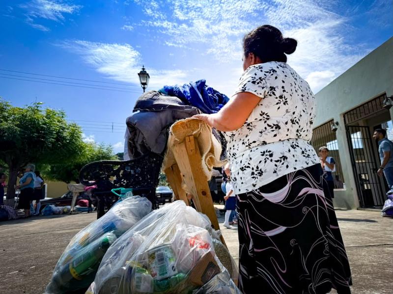 Reciben ayuda más de 80 familias desplazadas de Santa Catarina