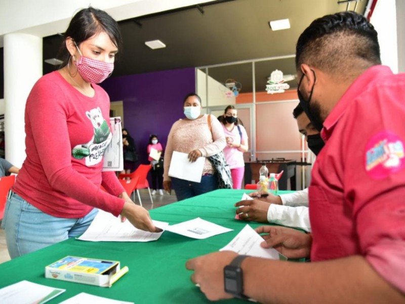 Reciben beca 51 madres estudiantes