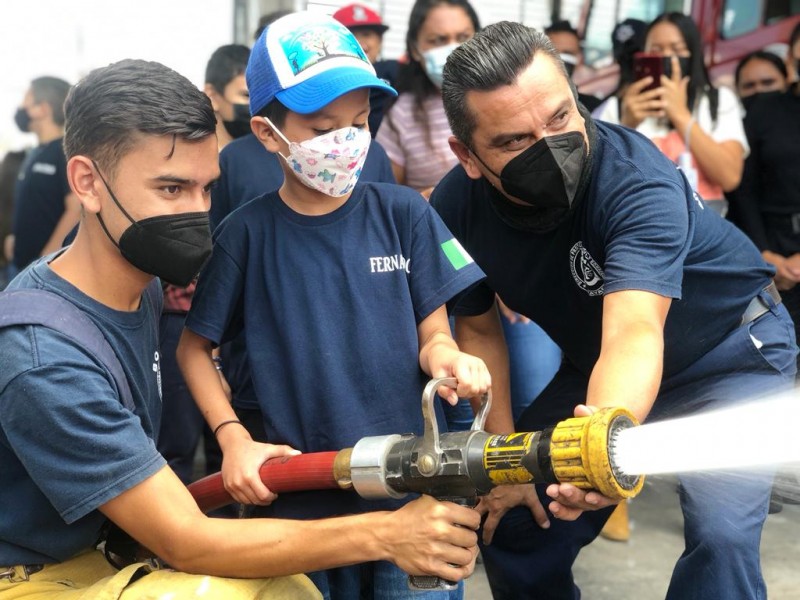 Reciben bomberos a pacientes oncológicos infantiles