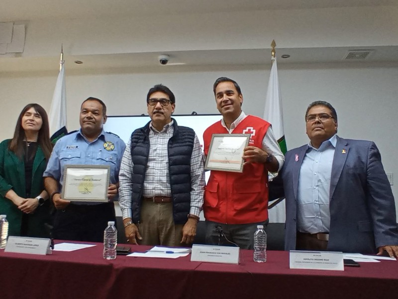 Reciben bomberos y cruz roja donativo de ciudadanos nogalenses