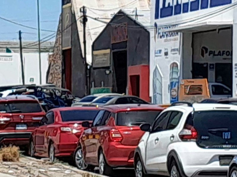 Reciben carne de cerdo y mensaje amenazador en taller de motos
