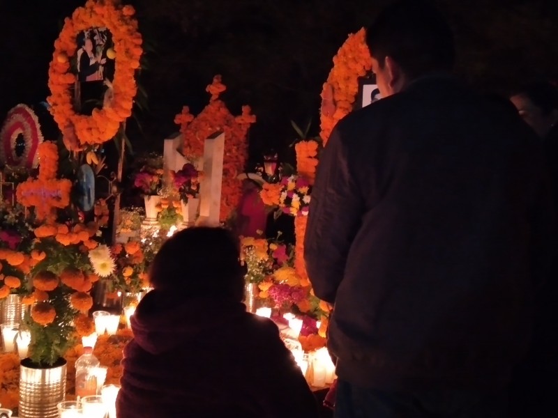 Reciben con fe y alegría a sus fieles difuntos