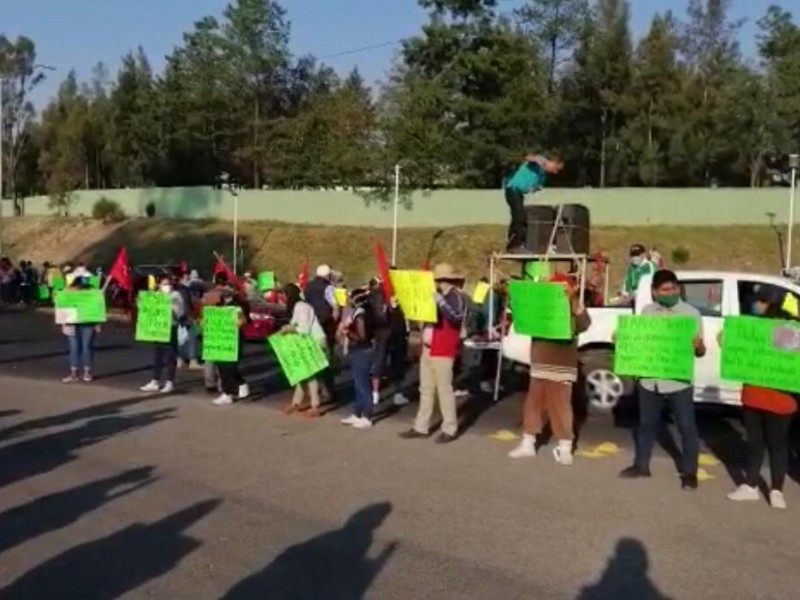 Reciben con manifestación a AMLO en Puebla