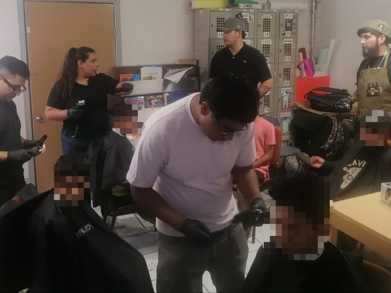 Reciben corte de cabello jóvenes de Casa Hogar