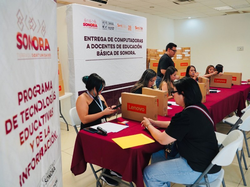 Reciben docentes sanluisinos nuevos equipos de computo