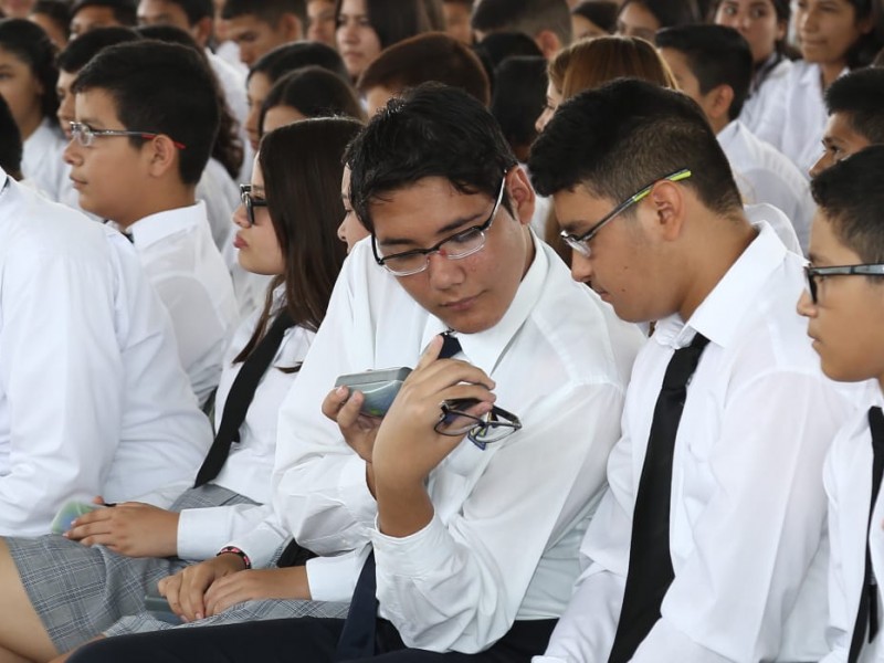 Reciben estudiantes de Telesecundaria lentes graduados