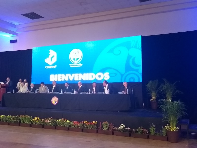 Reciben estudiantes premio a la Excelencia EGEL 2018