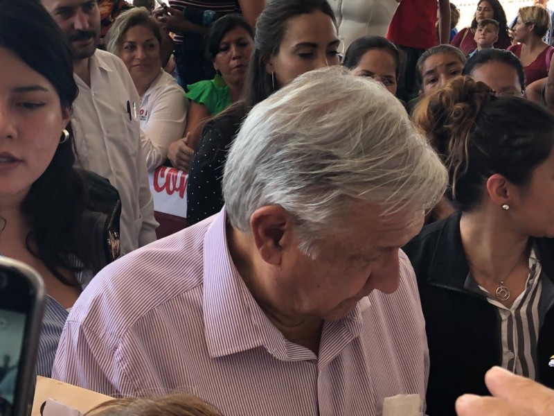 Reciben familias a López Obrador en Manzanillo