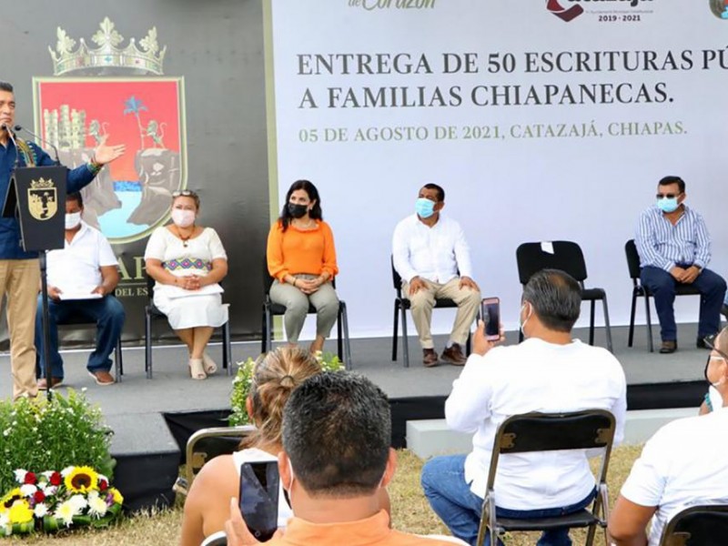 Reciben familias escrituras públicas en Catazajá