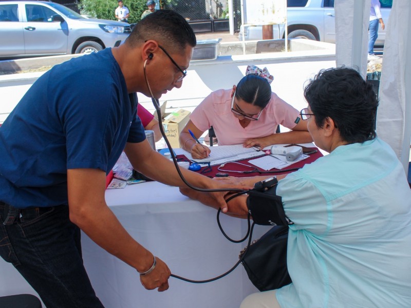 Reciben jornada médica en el Mirador