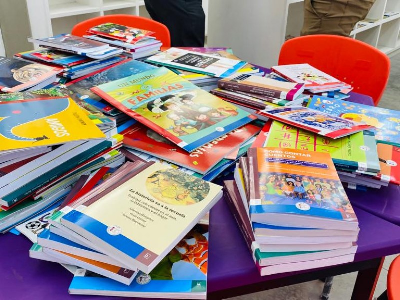 Reciben más libros niños de primaria Topahue