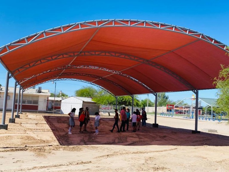 Reciben niños de la Juan G. Cabral nueva malla-sombra