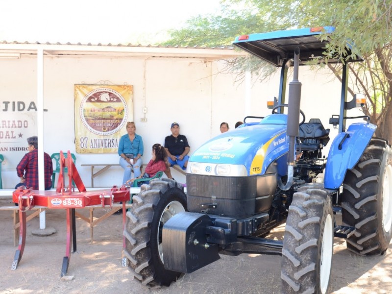 Reciben obras hidroagrícolas e implementos agrícolas productores de Ures