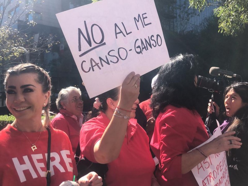 Reciben opositores con manifestación a AMLO