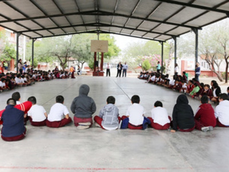 Reciben pago de horario extendido en escuelas