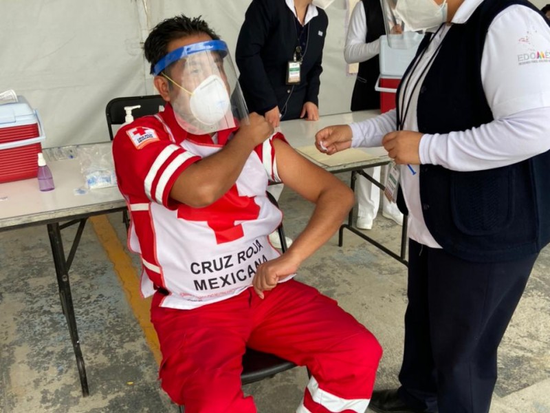 Reciben paramédicos de Cruz Roja vacuna Covid19