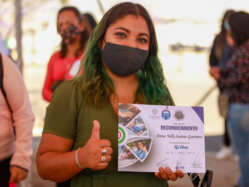 Reciben reconocimiento alumnas de Con Ellas al Volante