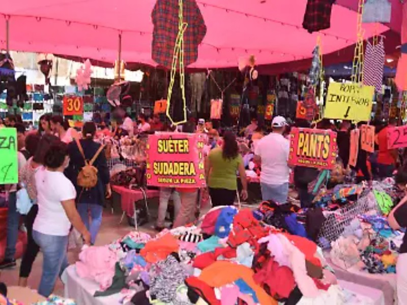 Reciben tianguistas de la Línea de Fuego a comerciantes removidos