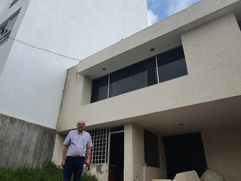 Reclama vecino de Providencia daños en su vivienda