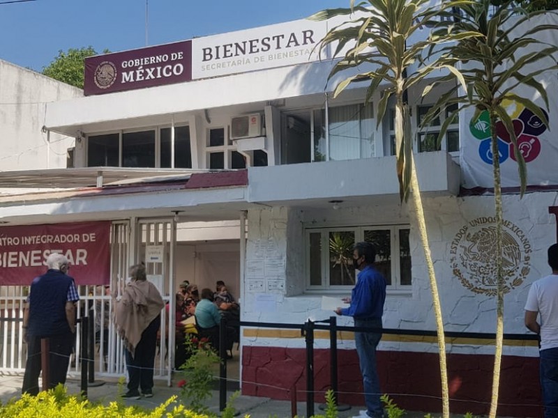 Reclaman adultos mayores mala atención en oficinas del Bienestar