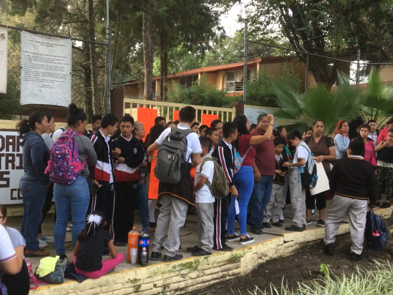 Reclaman falta de maestros en Secundaria de Mahuixtlán