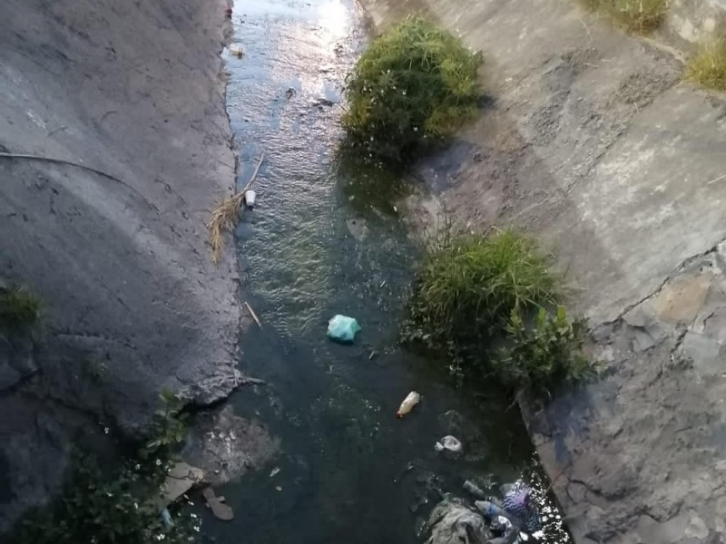 Reclaman malos olores por el canal en Tlaquepaque