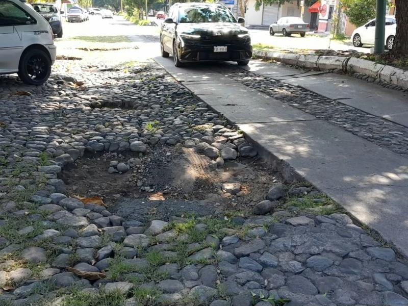 Reclaman reparar enormes socavones en calle Lorenzo López, en la capital