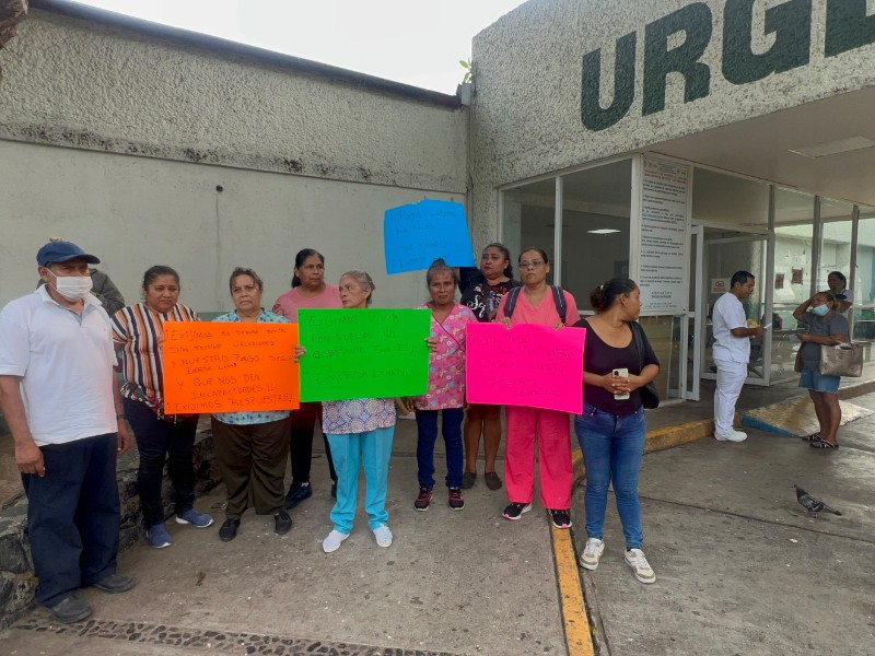 Reclaman salario empleados de intendencia del IMSS Bienestar Zihuatanejo