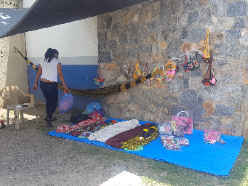 Reclusos de Zihuatanejo montan tianguis de productos artesanales