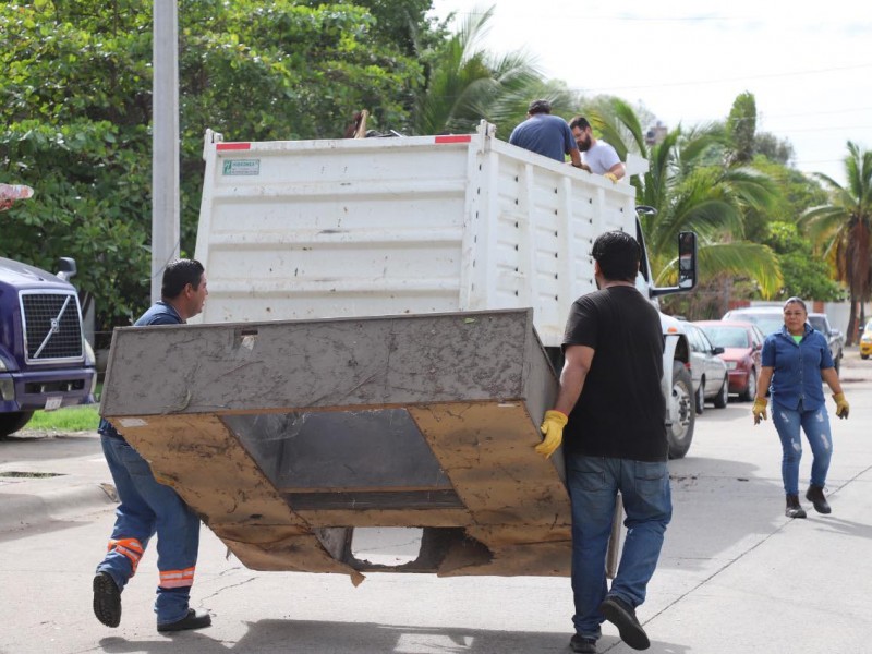 Recolectan cacharros en colonias de Manzanillo para evitar el dengue