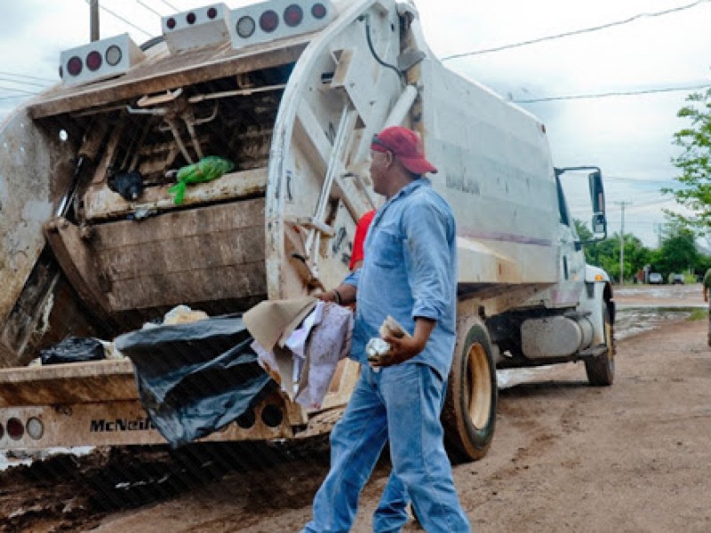 Recolectores de basura trabajan sin guantes ni equipo de protección