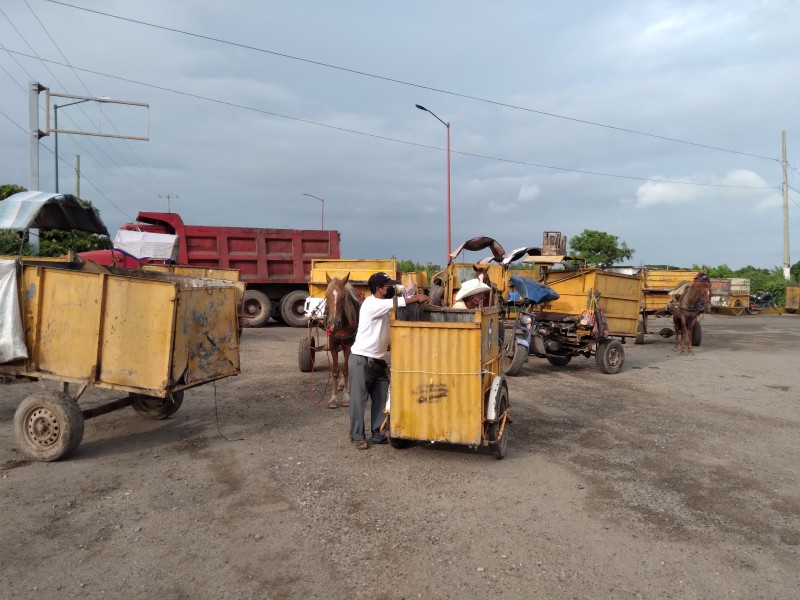 Recolectores de Juchitán realizan bloqueo carretero