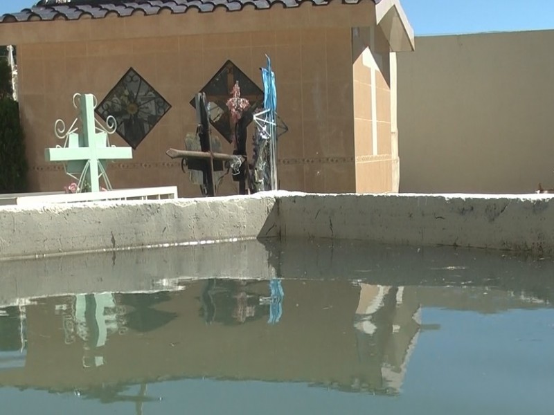 Recomiendan evitar el uso de agua en panteones