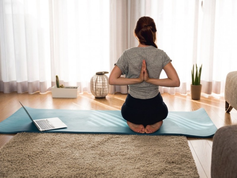 Recomiendan yoga para frenar enfermedades